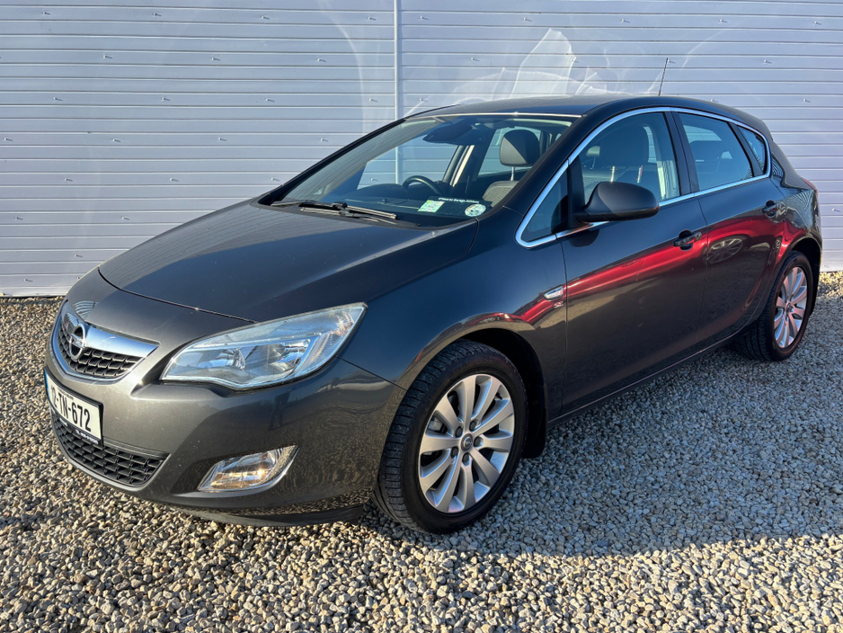 2012 Opel Astra - image 13