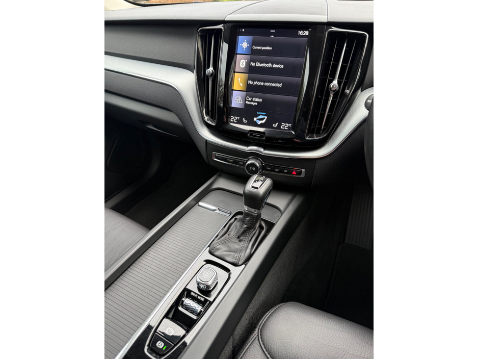 2018 Volvo XC60 - image 12