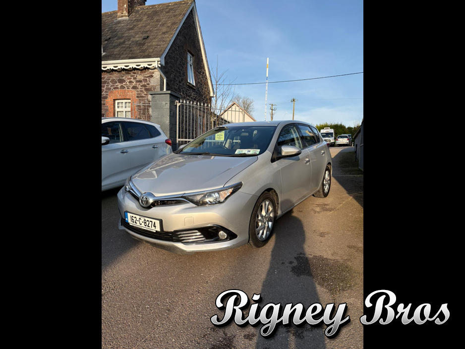 2016 Toyota Auris - image 3