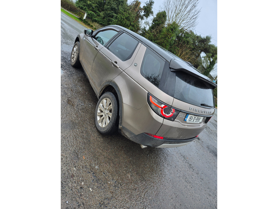 2015 Land Rover Discovery - image 2