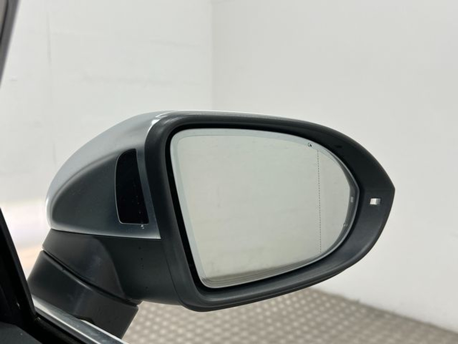 2018 Volkswagen Passat - image 17