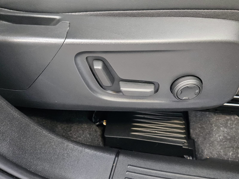 2023 Volvo XC40 - image 10