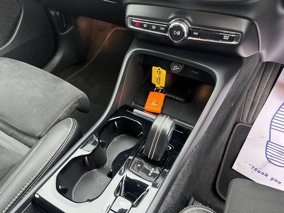 2022 Volvo XC40 R-DESIGN T4 1.5 HYBRID // SERVICE HISTORY // DIAMOND CUT ALLOYS // PARKING SENSORS €27,900