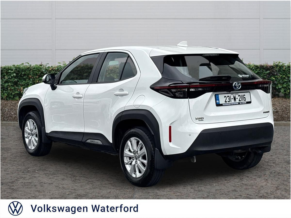 2023 Toyota Yaris Cross - image 3