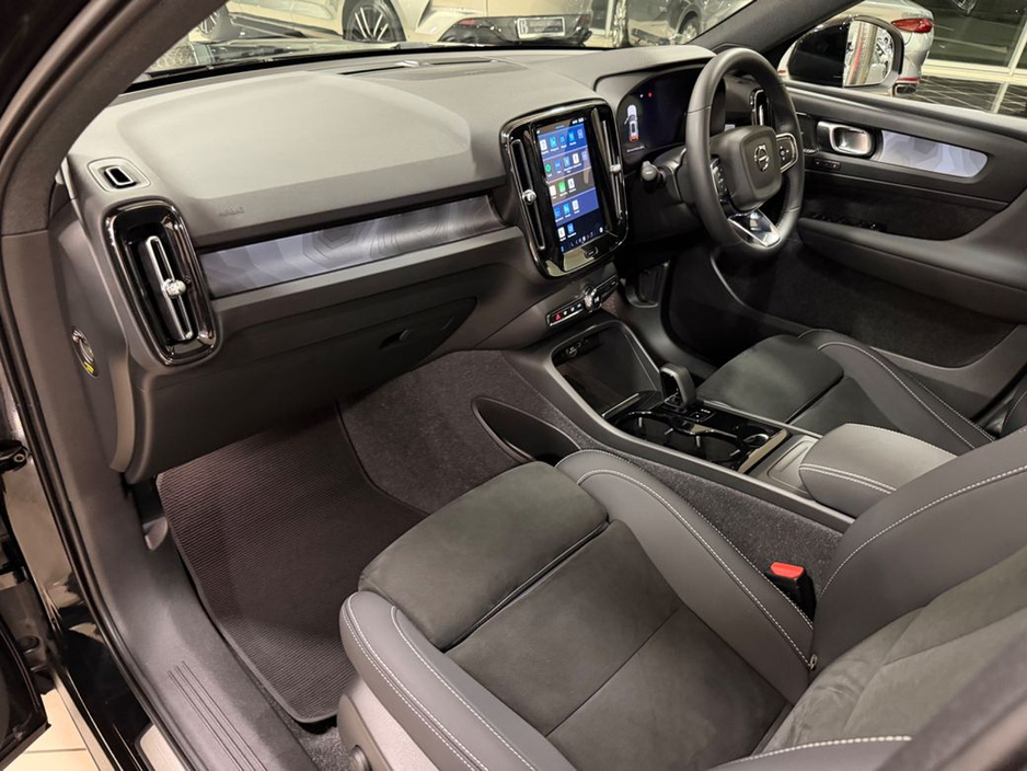 2023 Volvo XC40 - image 18