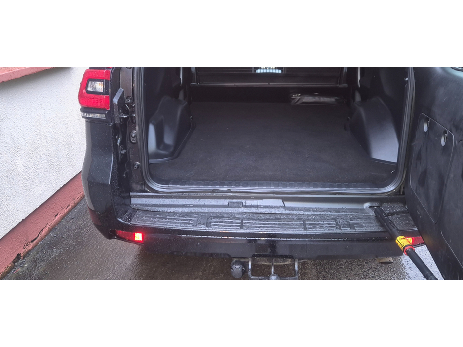 2022 Toyota Landcruiser - image 6