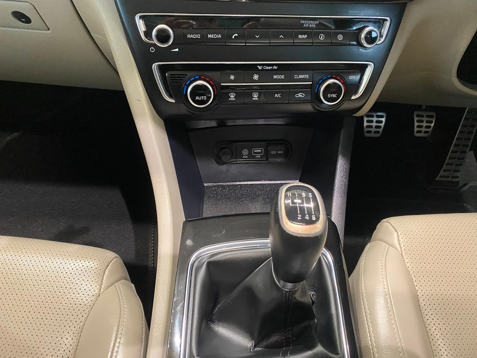 2016 Kia Optima - image 17