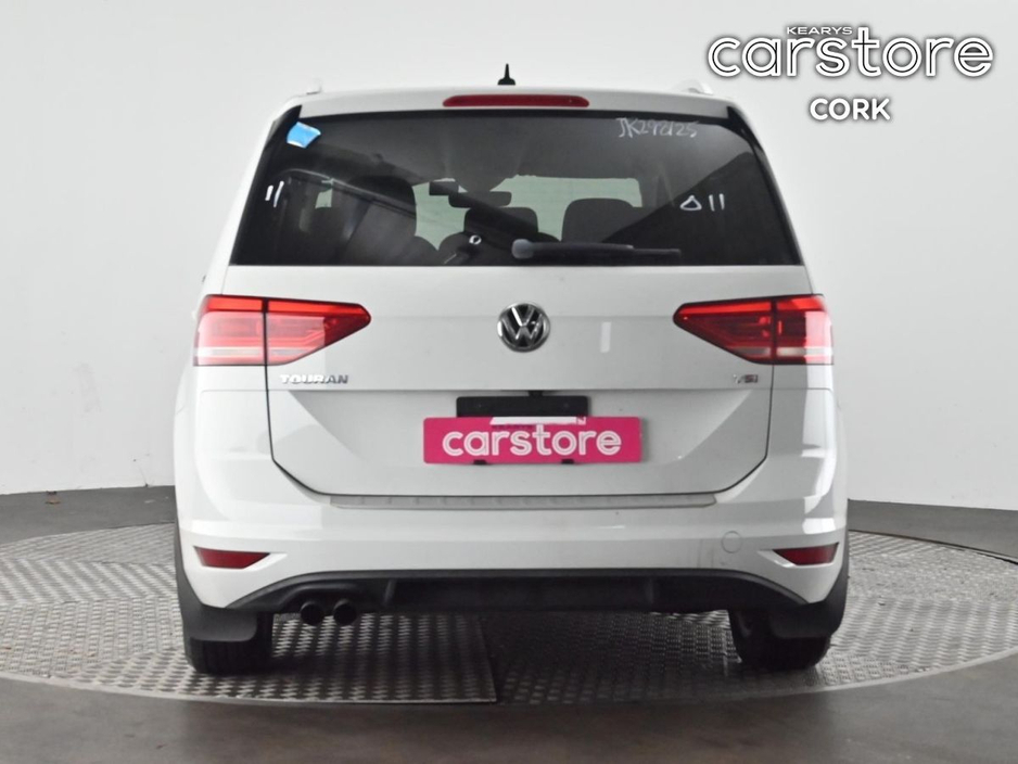 2016 Volkswagen Touran - image 4