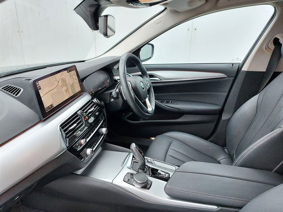 2022 BMW 5 Series - image 7