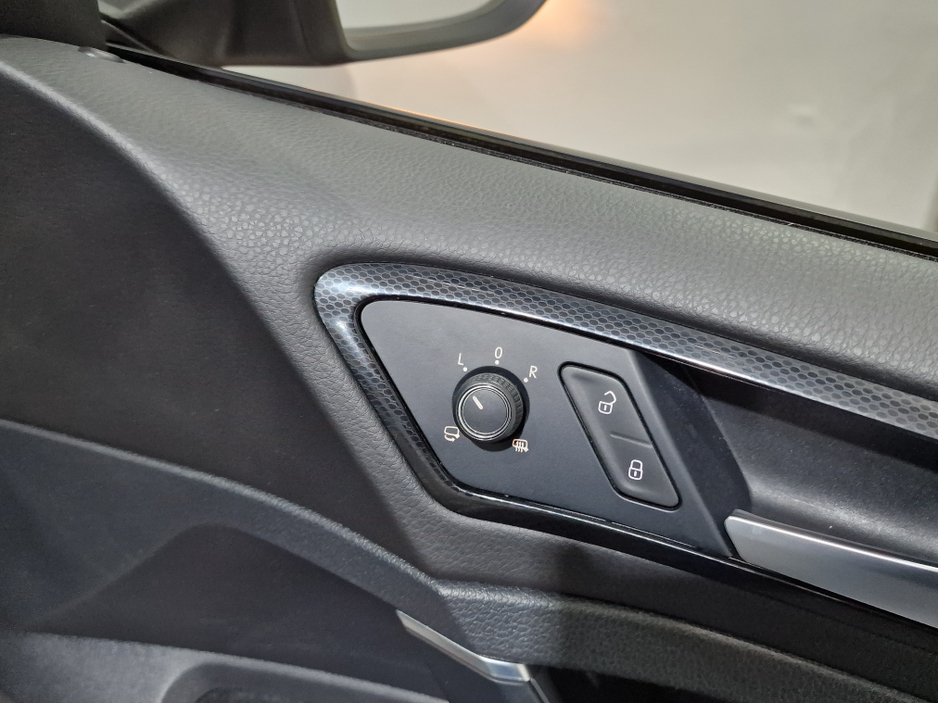 2013 Volkswagen Golf - image 19