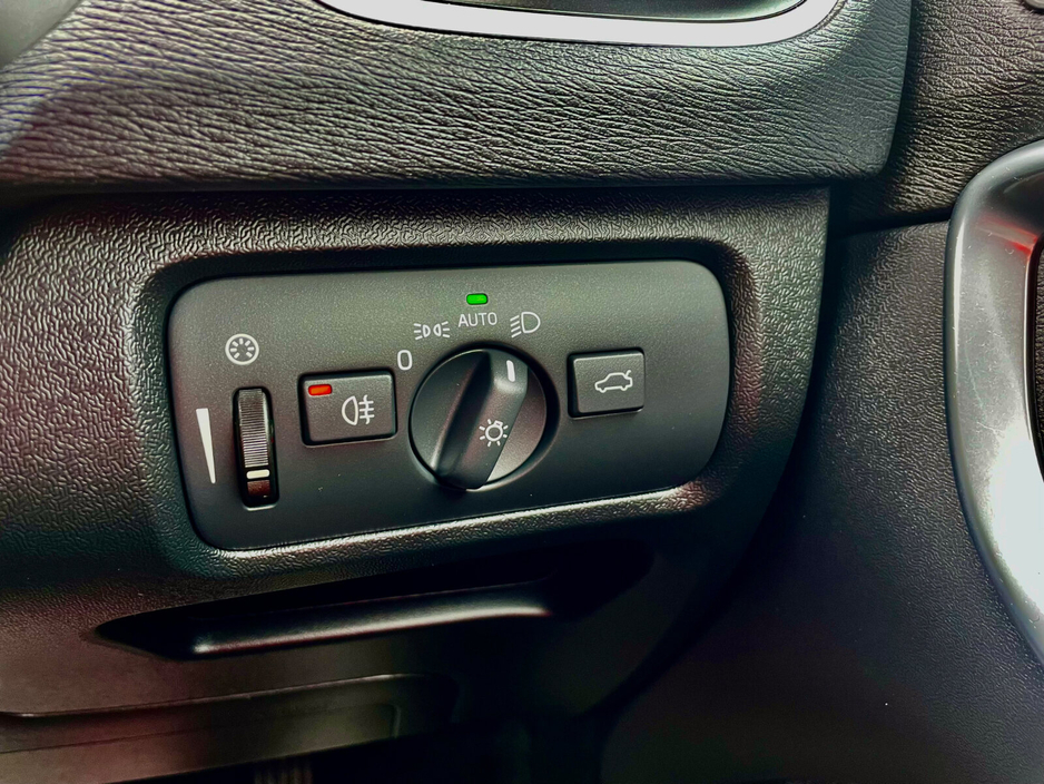 2016 Volvo V40 - image 31