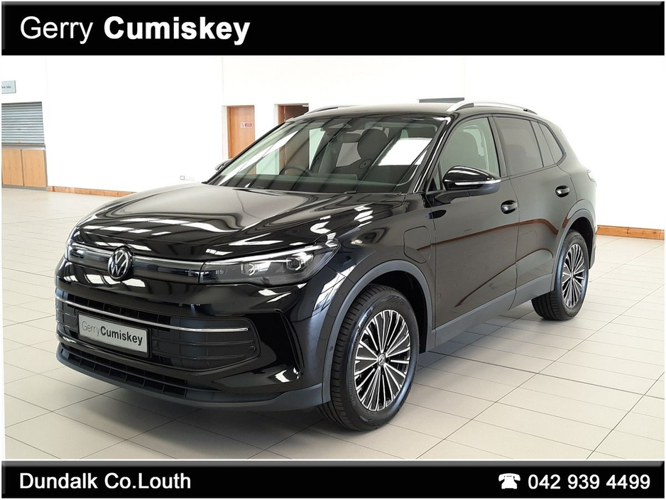 2025 Volkswagen Tiguan - image 3