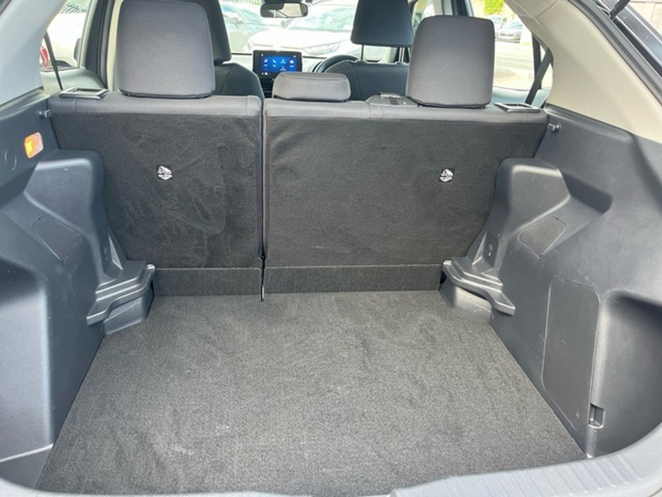 2024 Toyota Yaris Cross - image 10