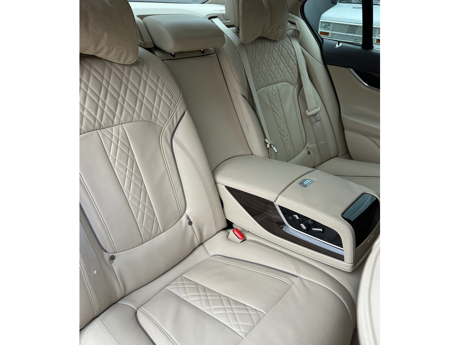 2016 BMW 7 Series - image 13