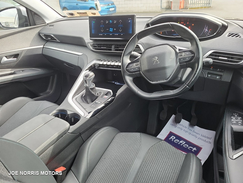 2021 Peugeot 5008 - image 6