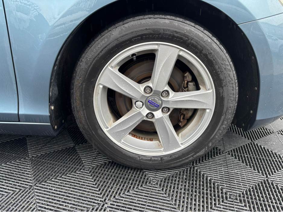 2014 Volvo V40 - image 4