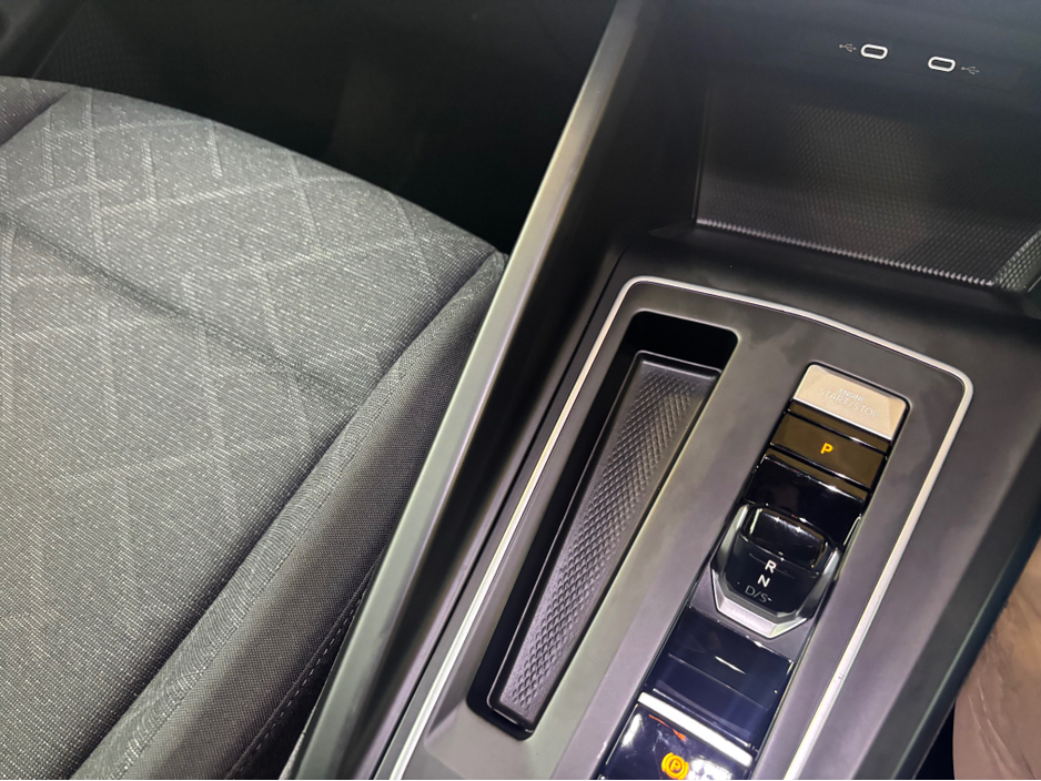 2023 Volkswagen Golf - image 10