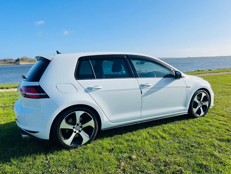2017 Volkswagen Golf - image 4
