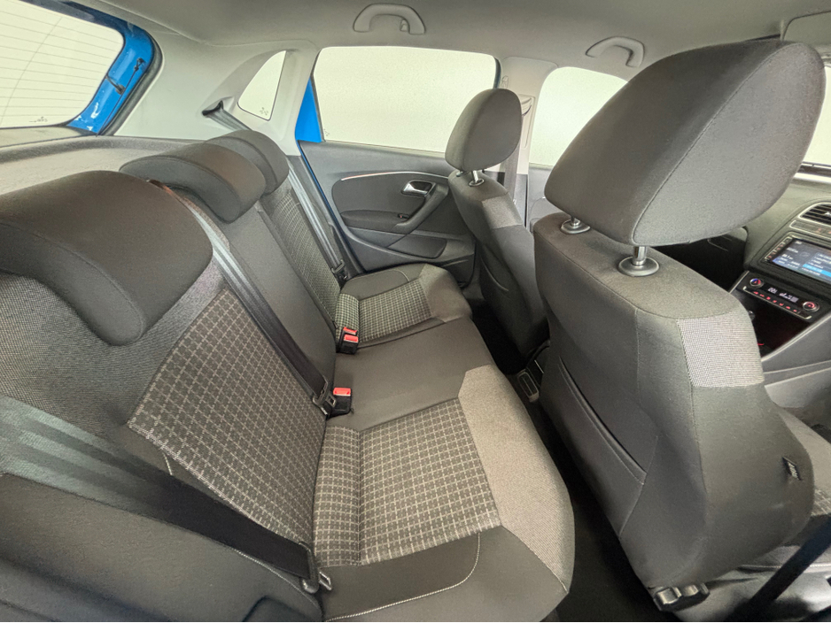 2015 Volkswagen Polo - image 9