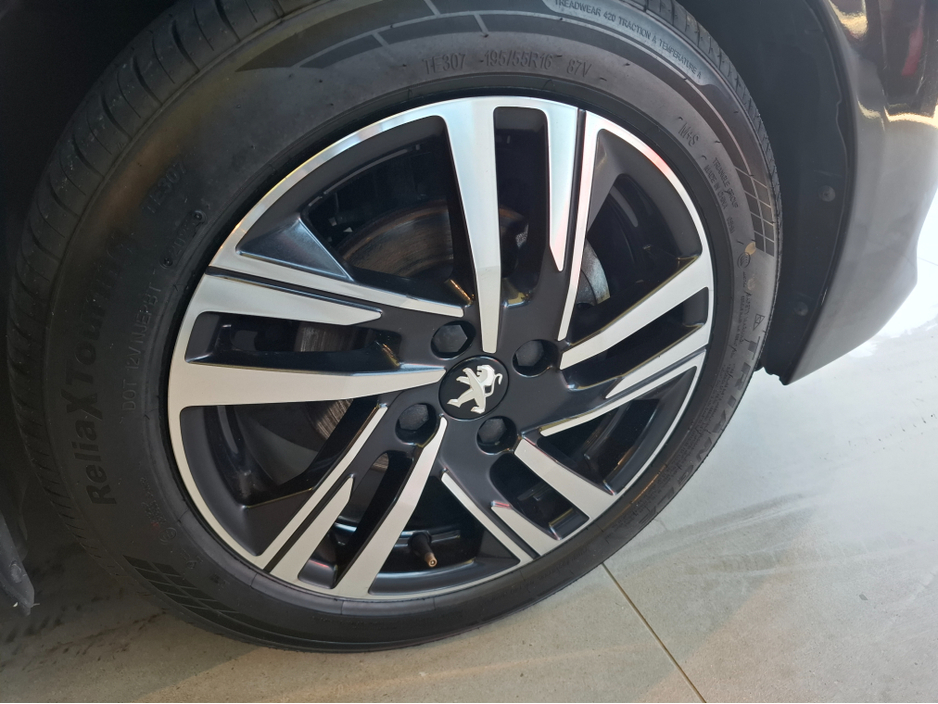 2023 Peugeot 208 - image 9