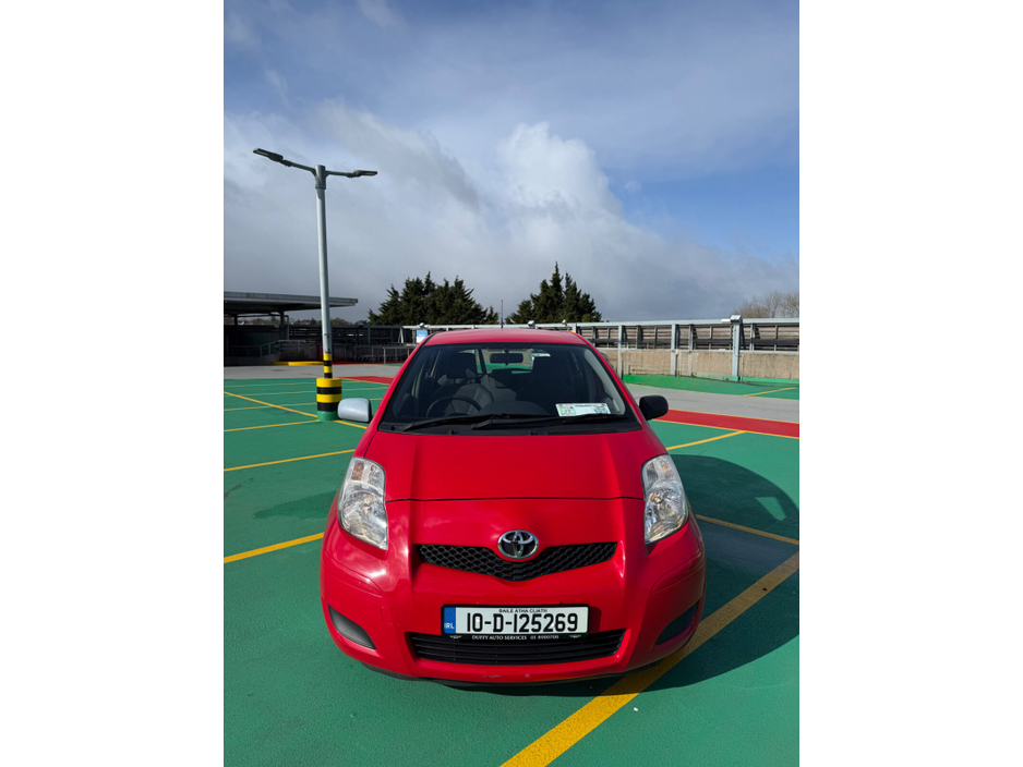 2010 Toyota Yaris - image 2