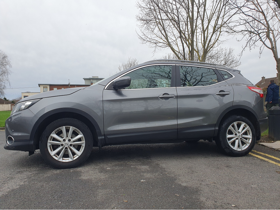 2017 Nissan Qashqai 1.6 DSL // AUTOMATIC // PAN ROOF // €10,995