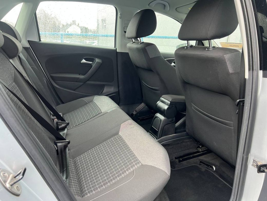 2015 Volkswagen Polo - image 8