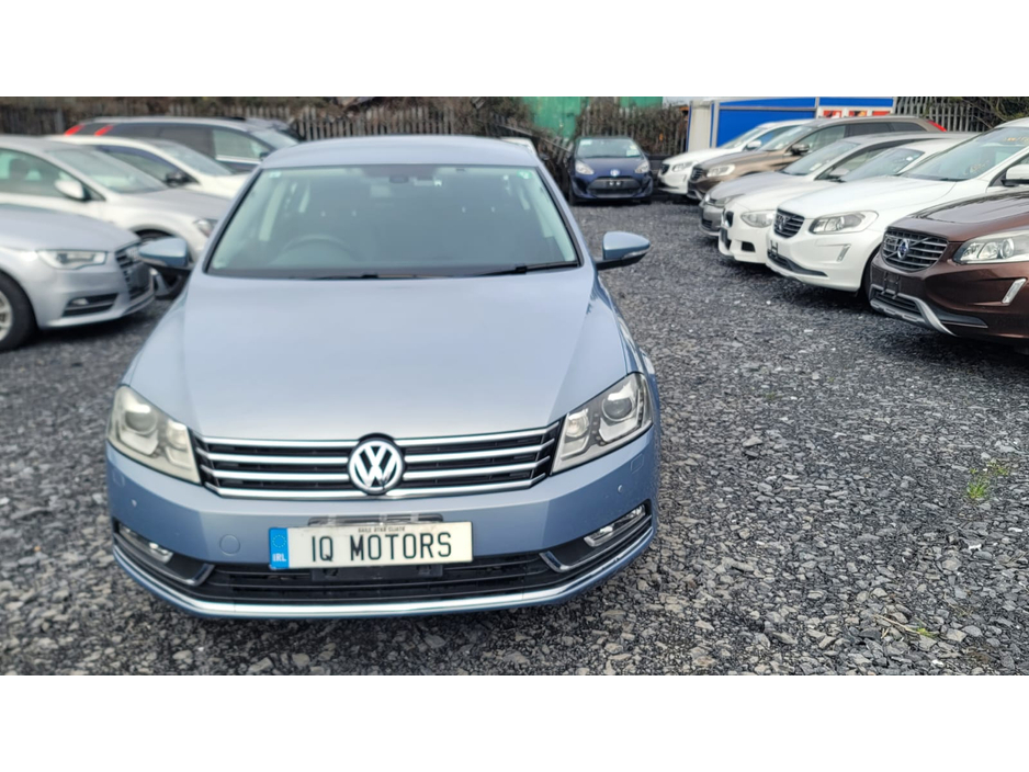 2011 Volkswagen Passat - image 2