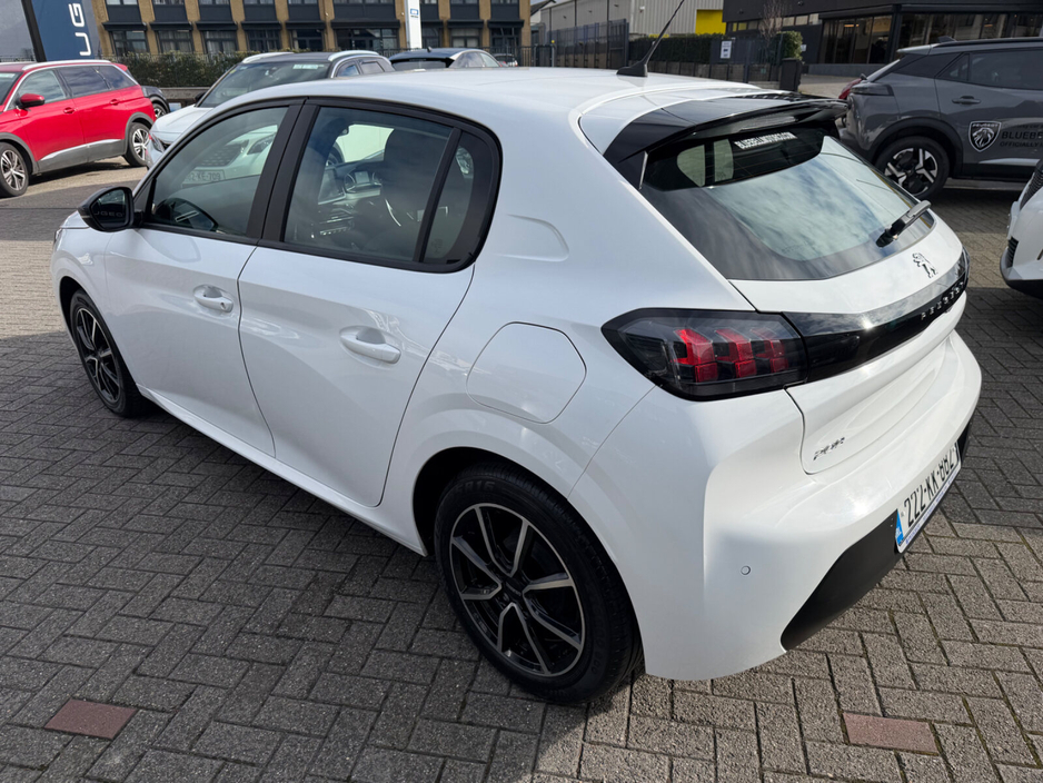 2022 Peugeot 208 - image 7