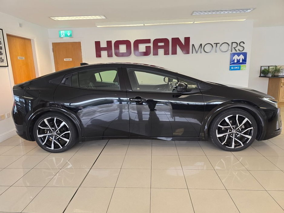 2023 Toyota Prius - image 3