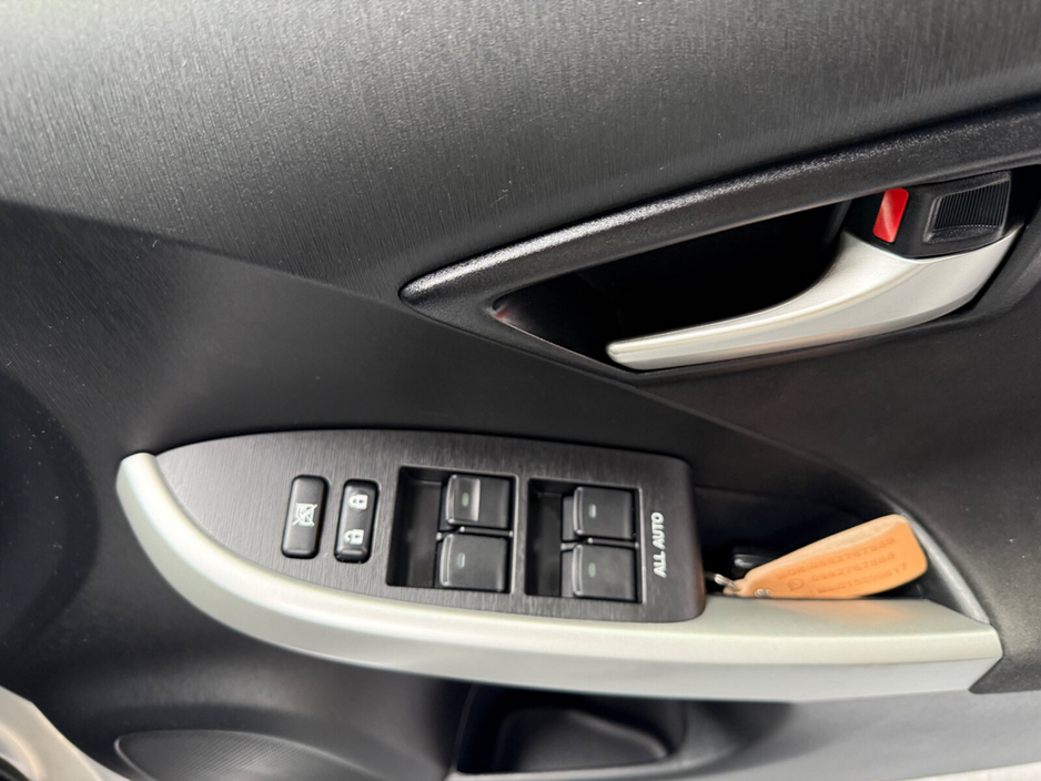 2015 Toyota Prius - image 18