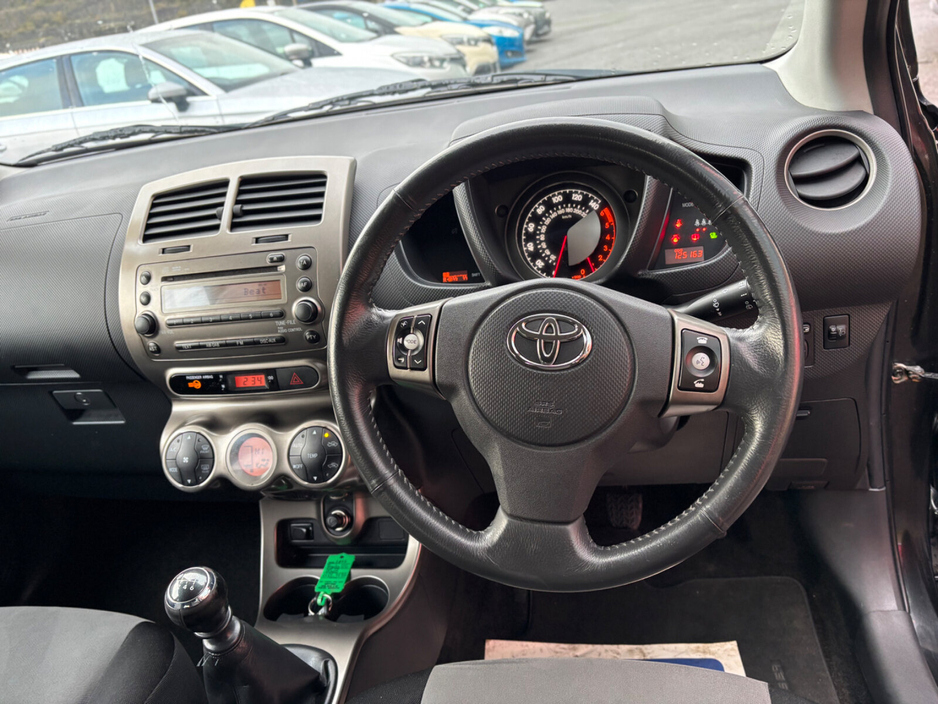 2011 Toyota Urban Cruiser - image 10