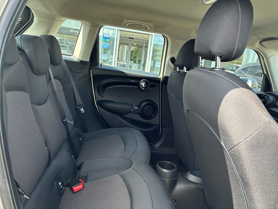 2015 MINI Cooper - image 10