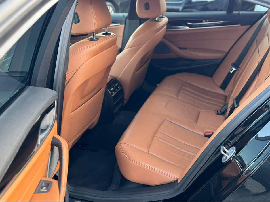 2017 BMW 5 Series - image 27