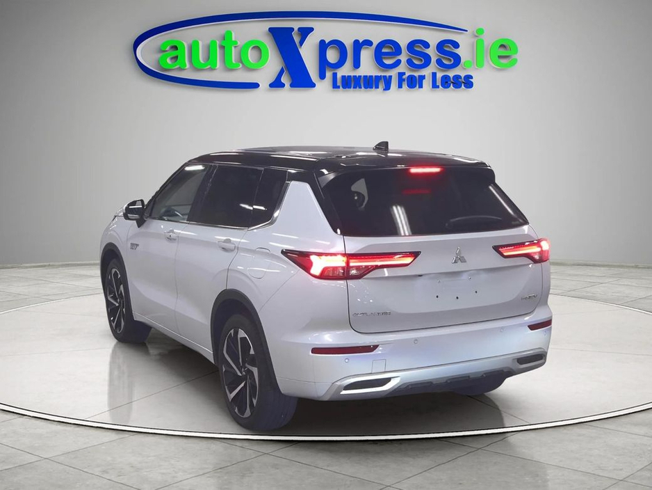 2022 Mitsubishi Outlander - image 10