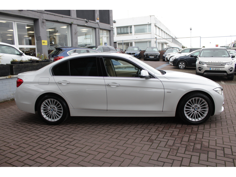 2019 BMW 3 Series - image 3