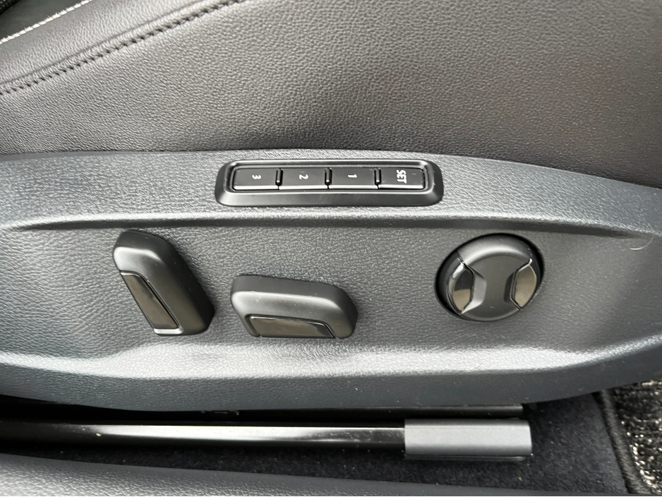 2020 Volkswagen Golf - image 11