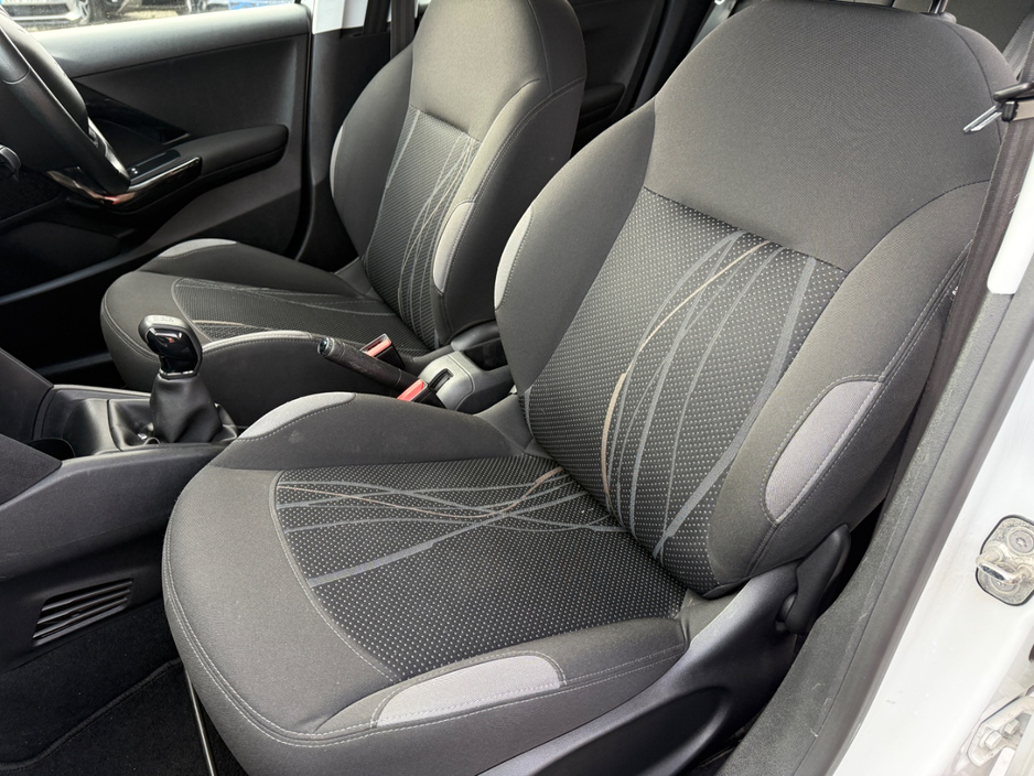 2013 Peugeot 208 - image 8