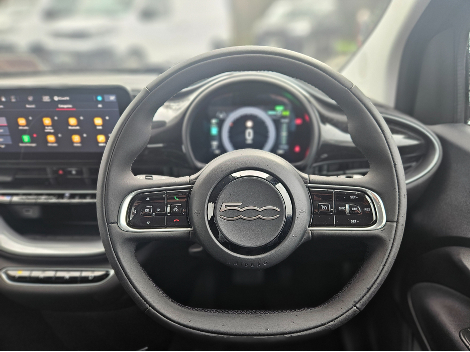 2025 Fiat 500e - image 4