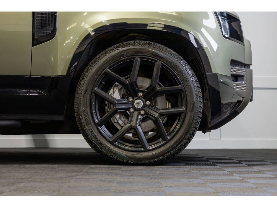 2022 Land Rover Defender - image 7