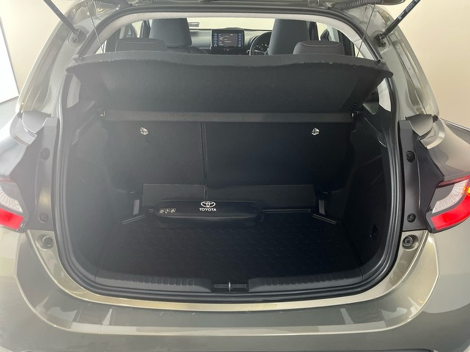 2021 Toyota Yaris - image 10
