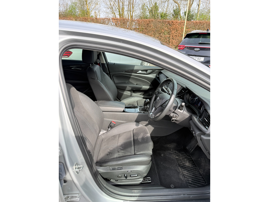 2022 Opel Insignia - image 13