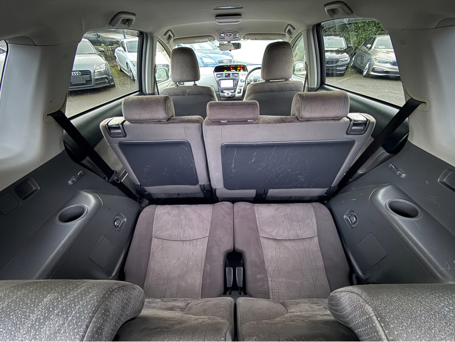 2014 Toyota Prius Alpha - image 10