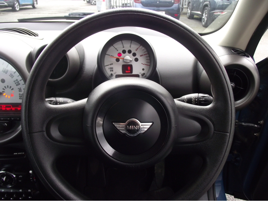 2012 MINI Cooper D - image 12