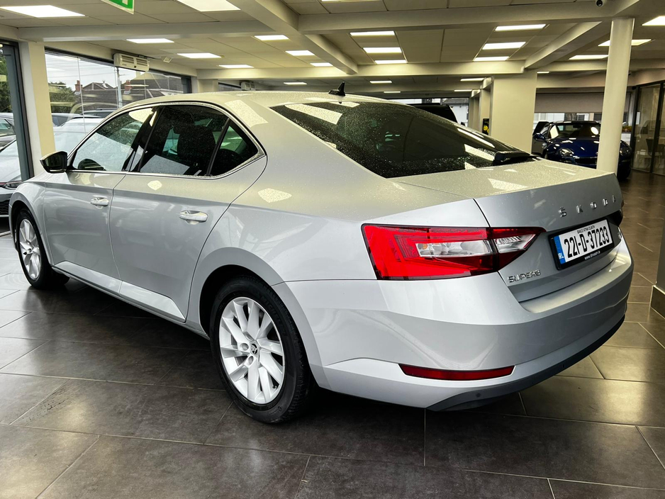 2022 Skoda Superb - image 2