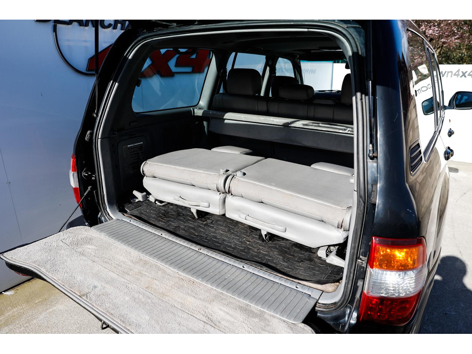 2005 Toyota Landcruiser - image 12