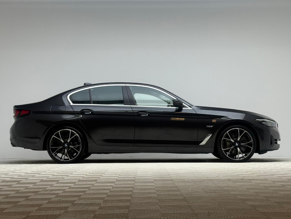 2023 BMW 5 Series - image 8
