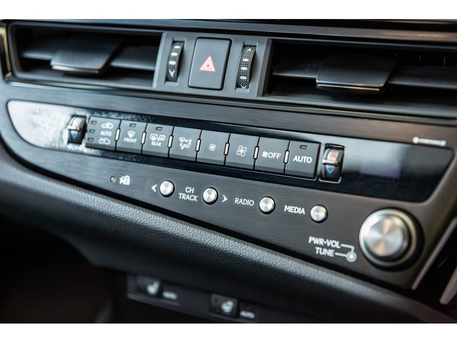 2023 Lexus ES 300 H - image 28