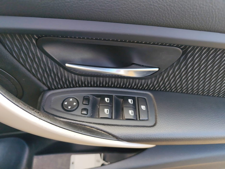 2015 BMW 3 Series - image 16