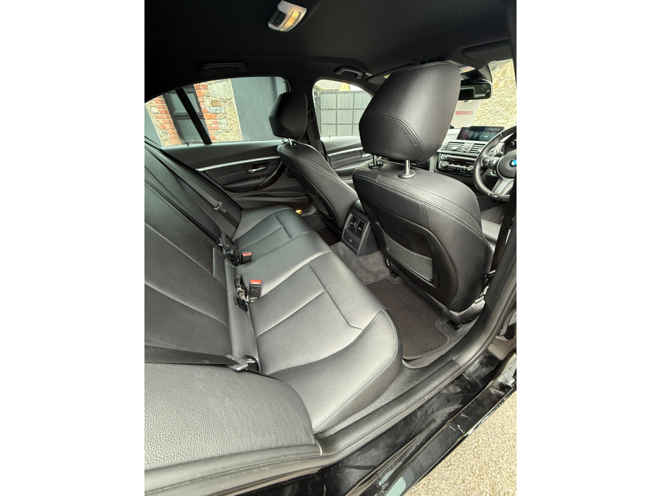 2017 BMW 3 Series - image 18